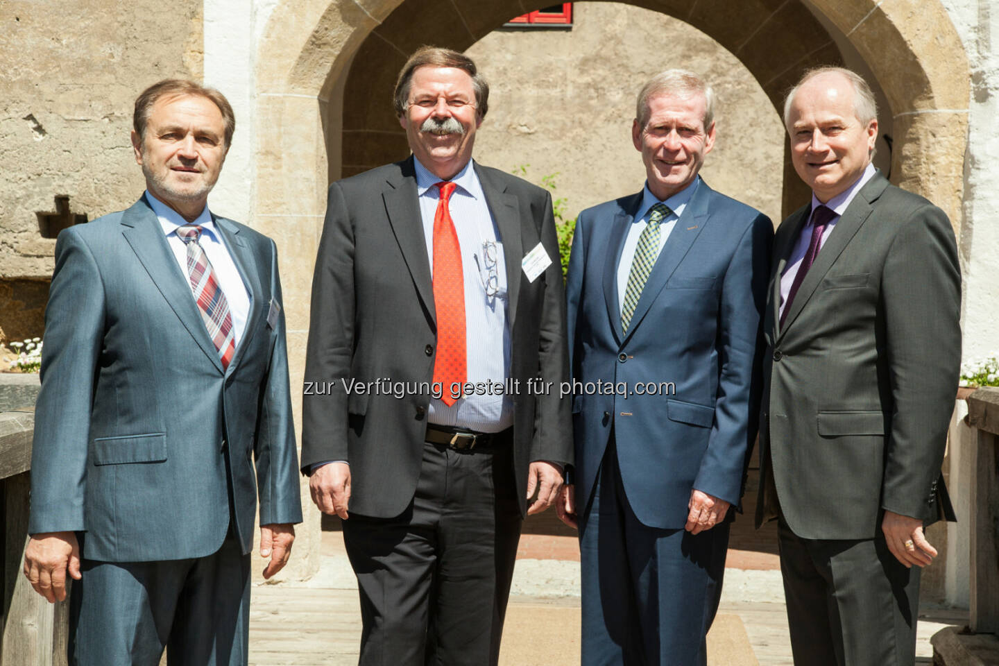 Karl Zettl, Knauf Key Account-Manager, Erich Benischek, Eigentümer der Blauen Lagune, Franz Hartmann, Vertriebsdirektor von Saint-Gobain Isover Austria und Johann Seitinger, steirischer Landesrat für Wohnbau und RevitalisierungKnauf GesmbH: 35. Fertighaus-Symposion