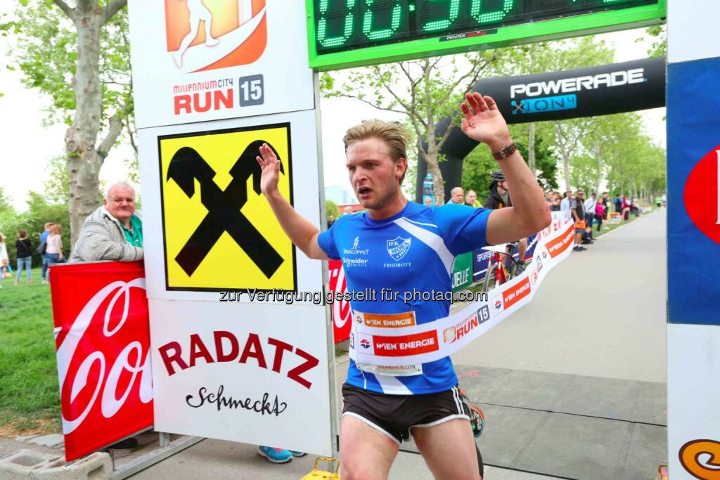 Max Bergström, Sieger Herren Millennium City Run 2015 über die 10km Distanz, © leisure.at/Ludwig Schedl (10.05.2015) 