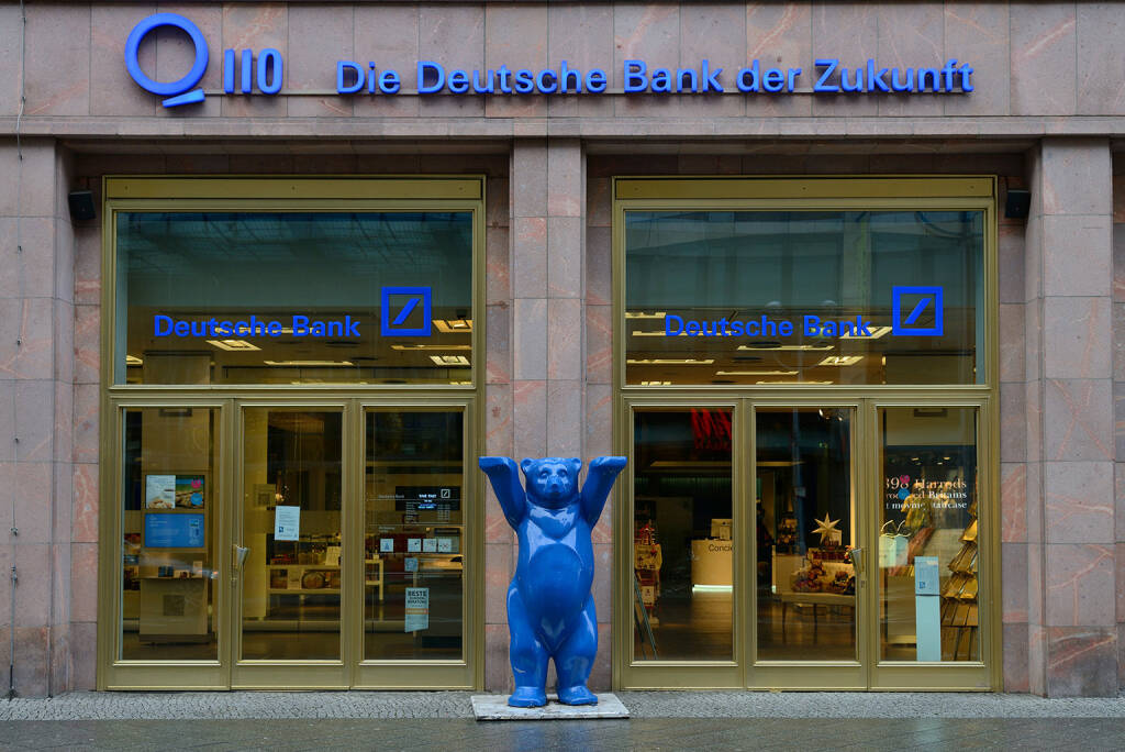 Deutsche Bank, Berlin, Die Deutsche Bank der Zukunft, blauer Bär <a href=http://www.shutterstock.com/gallery-586741p1.html?cr=00&pl=edit-00>astudio</a> / <a href=http://www.shutterstock.com/editorial?cr=00&pl=edit-00>Shutterstock.com</a>, © www.shutterstock.com (11.05.2015) 