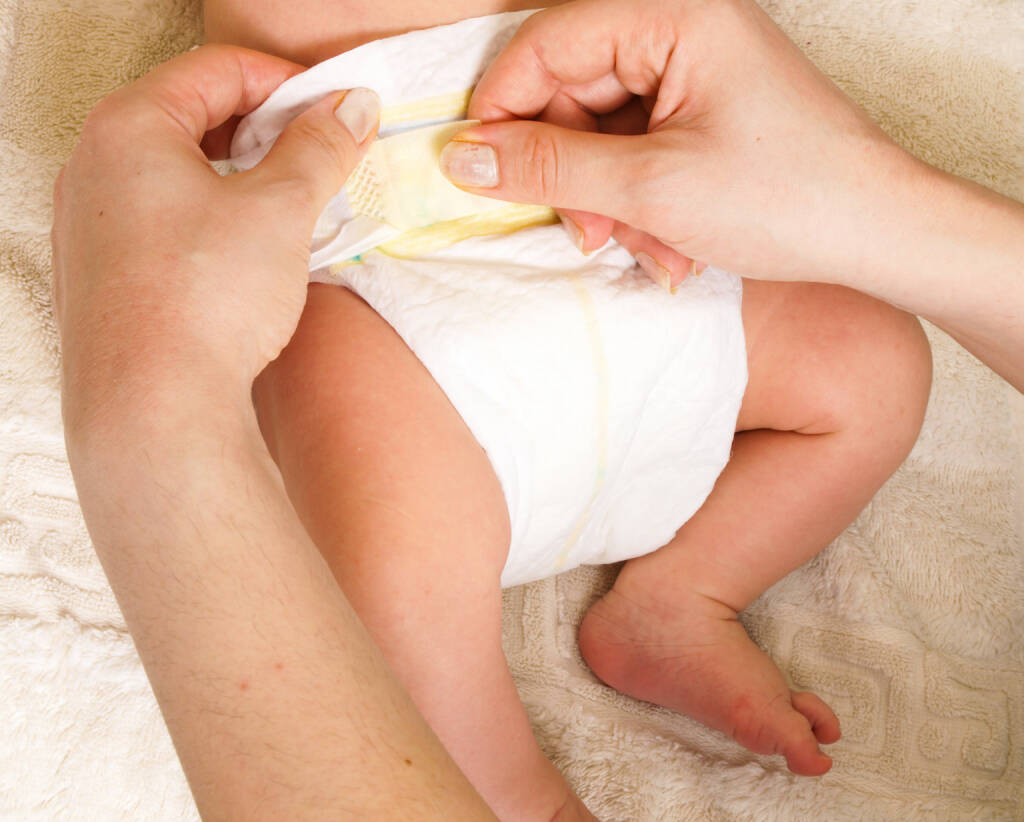 Baby, Windel, Wechsel http://www.shutterstock.com/de/pic-182560547/stock-photo-diaper-change-on-a-newborn-baby-by-female-with-manicure.html, © www.shutterstock.com (13.05.2015) 