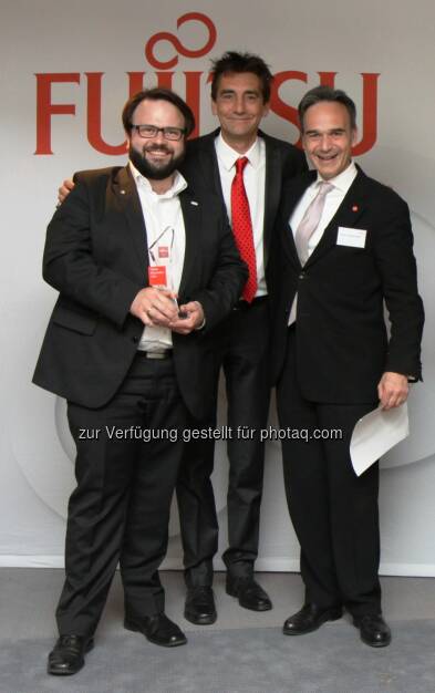 Markus Reitshammer (links) nimmt die Auszeichnung von den beiden Fujitsu Managern Blätterbauer und Hammerschmid entgegen. comm.ag Communication Agency GmbH: Das Tiroler IT-Unternehmen Re-Systems ist der Fujitsu Botschafter des Jahres 2014. , © Aussendung (14.05.2015) 