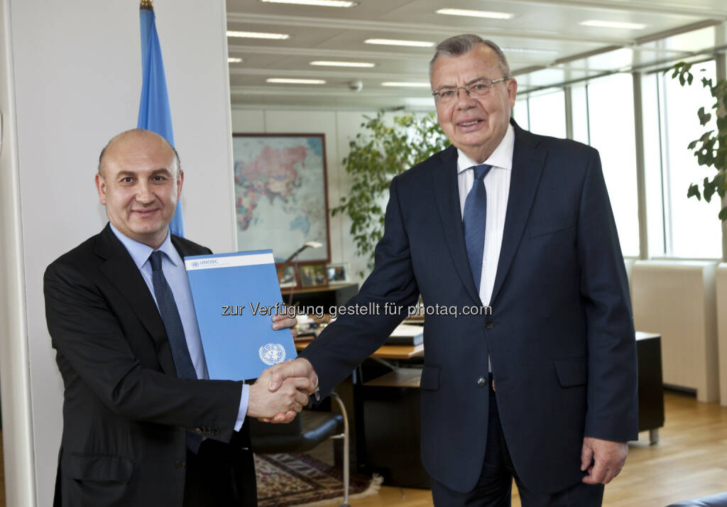 Ali Rahimi und Yury Fedotov : diema communications: Yury Fedotov ernennt Ali Rahimi zum Unodc Sonderbotschafter (Goodwill Ambassador) für Österreich, © Aussender (15.05.2015) 