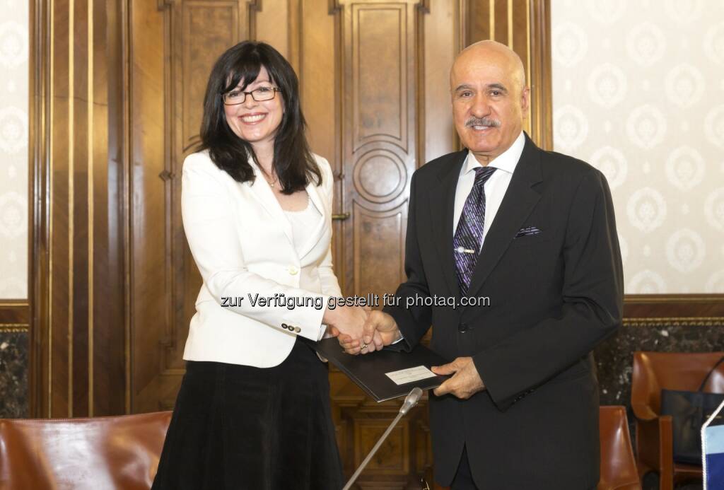 Suleiman J. Al-Herbish, Generaldirektor von Ofid und Kari Aina Eik, Generalsekretärin von OiER: Opec Fund for International Development (Ofid): Ofid gewährt Unterstützung zur Bekämpfung von Energieknappheit in Côte d’Ivoire und Ghana, © Aussender (15.05.2015) 