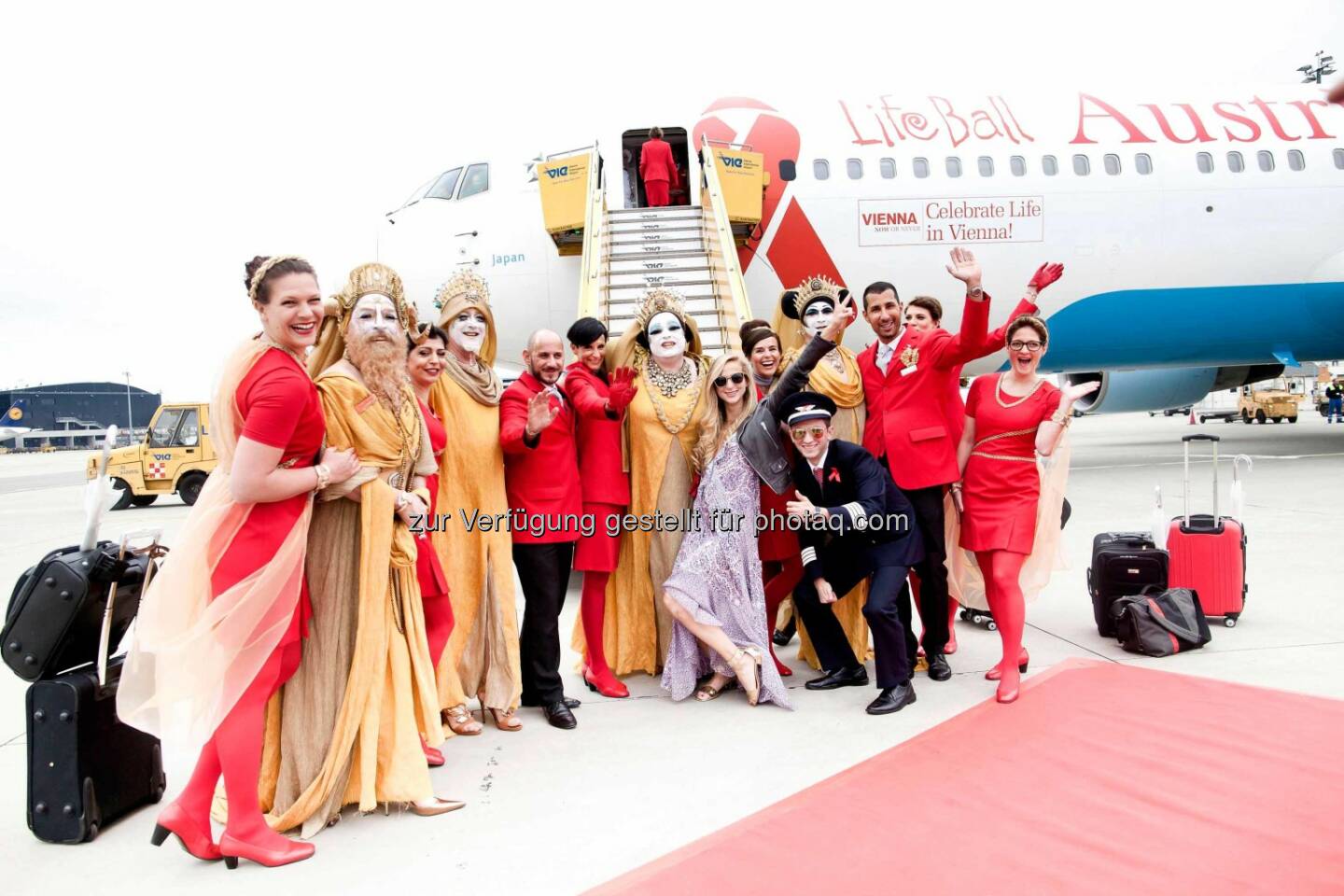 Heute um 10.14 Uhr Ortszeit ist der Flug OS 1088 mit insgesamt 180 Passagieren aus New York in Wien gelandet. Mit an Bord waren etliche Stars wie Dita Von Teese, Carmen Electra, Kelly Osbourne, Amanda Lepore, Paula Abdul, Yasmine Petty, Carmen Carrera und Roseanne Barr. Life Ball Flugzeug Ankunft am Flughafen Wien, Schwechat 15.05.2015 Foto: Michèle Pauty