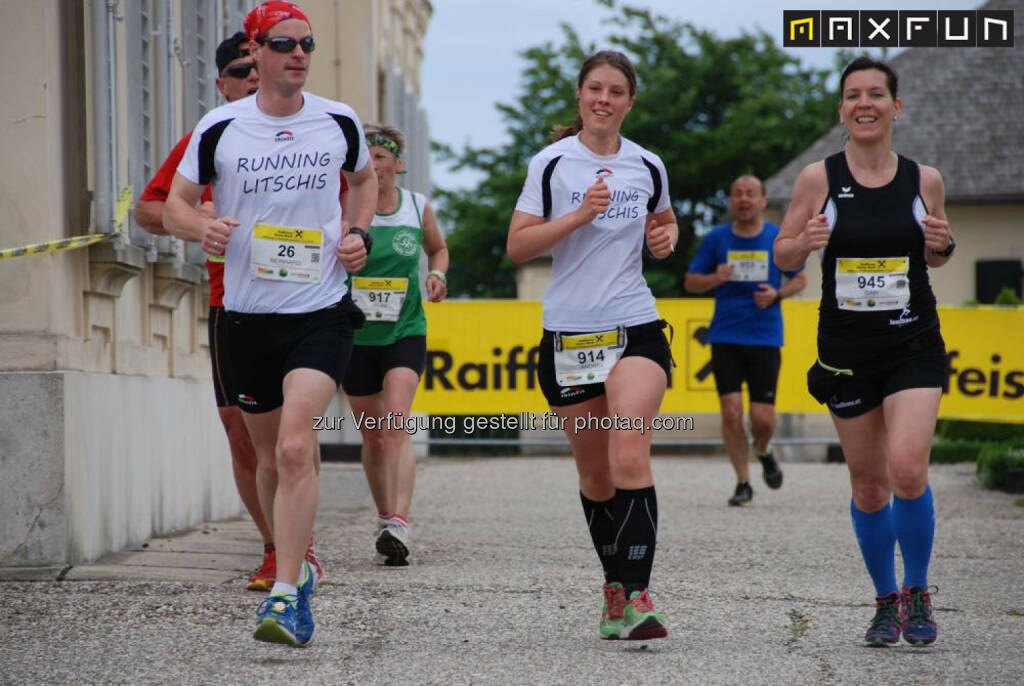 Raiffeisen Schlössermarathon 2015, rechts aussen: Lauffrau Gabi Görtler, © MaxFun Sports (17.05.2015) 