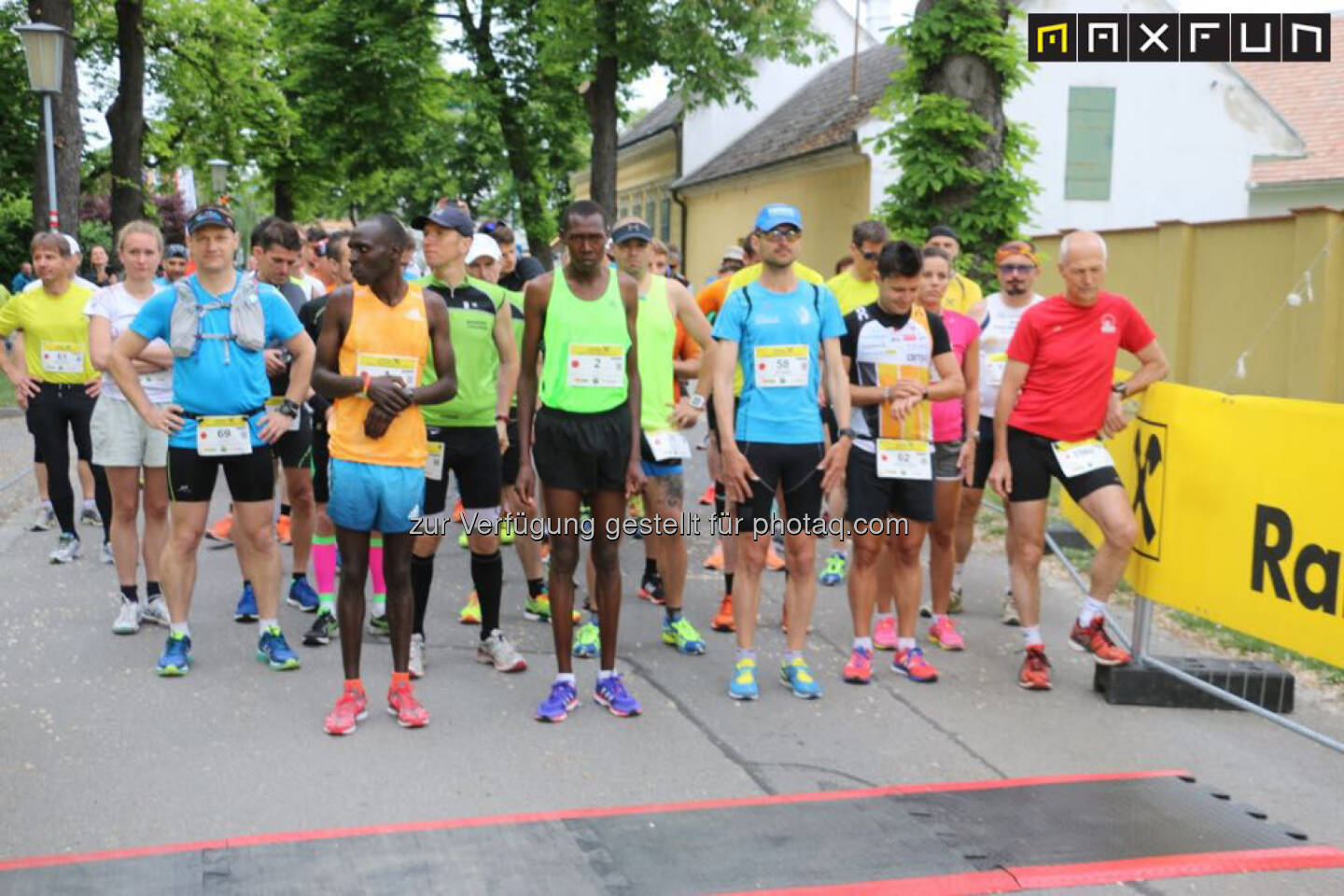 Raiffeisen Schl&ouml;ssermarathon 2015, Elite vor dem Start