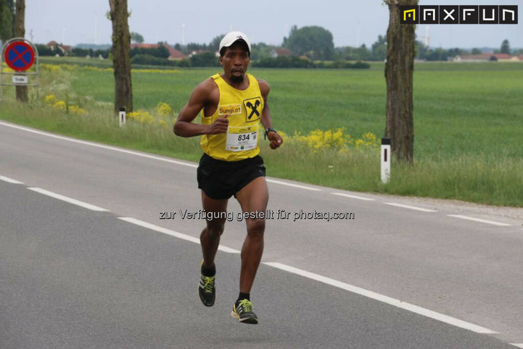 Sieger Halmarathon Raiffeisen Schlössermarathon 2015: Alfred Sungi, © MaxFun Sports (17.05.2015) 