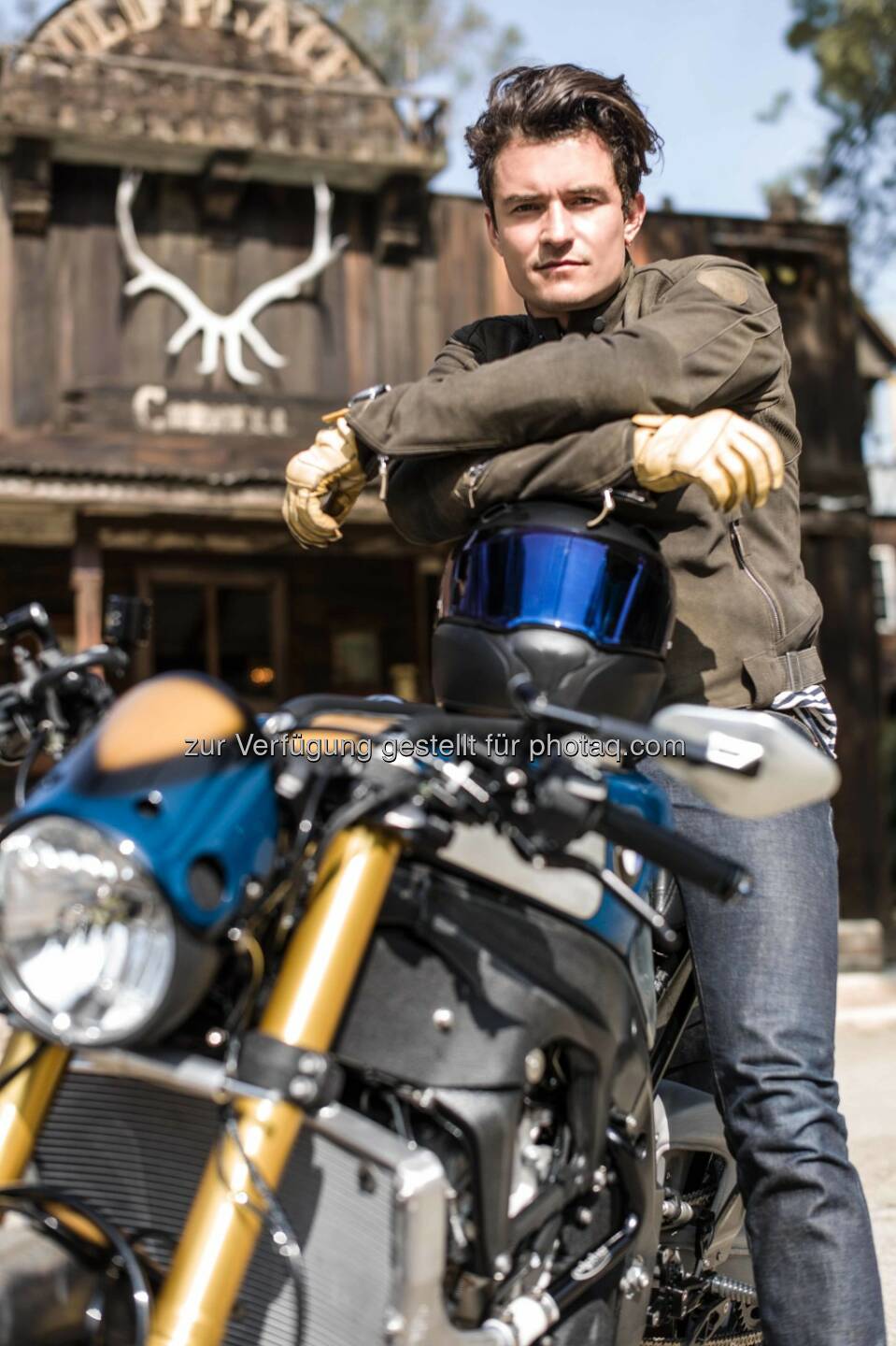 BMW Motorrad und Orlando Bloom präsentieren die BMW S 1000 R Custom. Michael „Woolie“ Woolaway von Deus Ex Machina verwirklicht Orlando Blooms Vision des Custom Bikes.