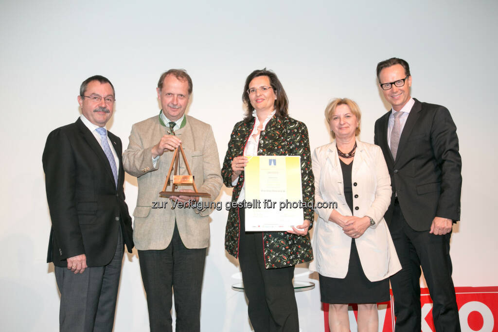 Walter Bremberger, MBA, Direktor der WKO Oberösterreich,Markus Liebl und Gabriela Maria Straka, EMBA, Brau Union Österreich AG, Linz, Christa Schrauf, Rektorin des Diakoniewerkes Gallneukirchen, Joachim Haindl-Grutsch, GF der Industriellenvereinigung OÖ (v. l.) - Brau Union Österreich AG: TRIGOS OÖ 2015: Brau Union Österreich holt Gold (Bild: Trigos 2015 / Fotostudio Meister Eder), © Aussendung (20.05.2015) 