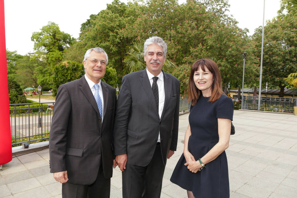 Börse-Vorstände Birgit Kuras und Michael Buhl im Gespräch mit Finanzminister Hans-Jörg Schelling beim Wiener Börse-Preis, © Quelle: Wiener Börse, Richard Tanzer (20.05.2015) 