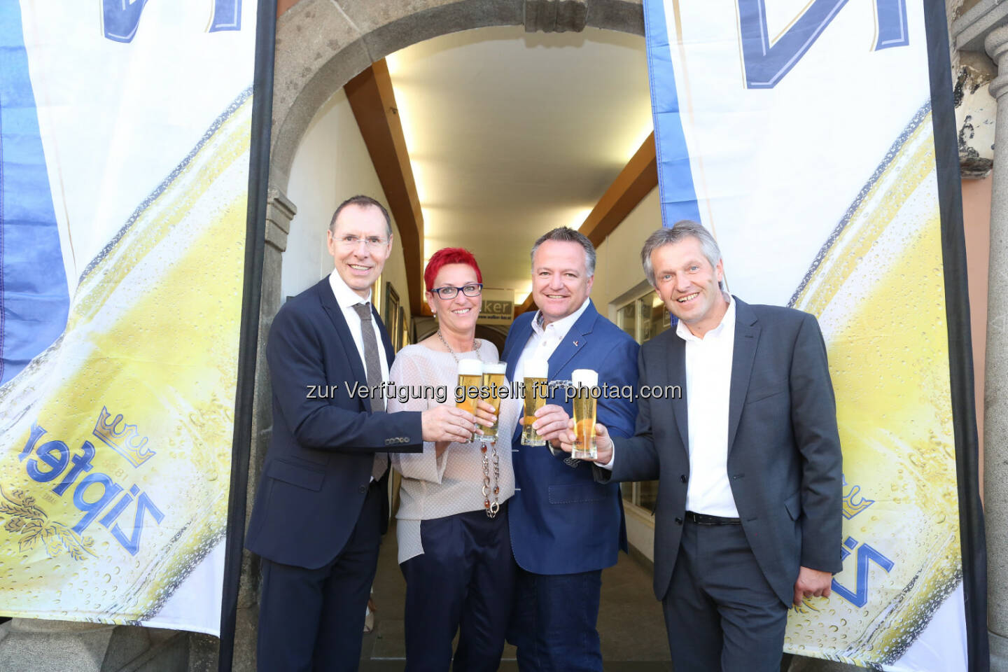 Andreas Hunger, Geschäftsführer Gastronomie bei der Brau Union Österreich, Fam. Baur vom Leberkas-Pepi und Josef Paukenhaider, Regionaler Verkaufsdirektor Gastronomie bei der Brau Union Österreich: Brau Union Österreich AG: Zipfer lud zu Sondervorstellung und Networking ins Linzer Kellertheater