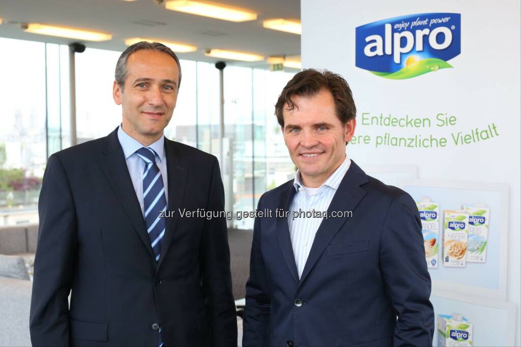 Gerd Trimmal (Geschäftsführer Bioquelle) und Michael Ohlendorf (Commercial Director Alpro D-A-CH): Alpro GmbH: Alpro steigert Umsatz in Österreich um 30 Prozent, © Aussender (21.05.2015) 