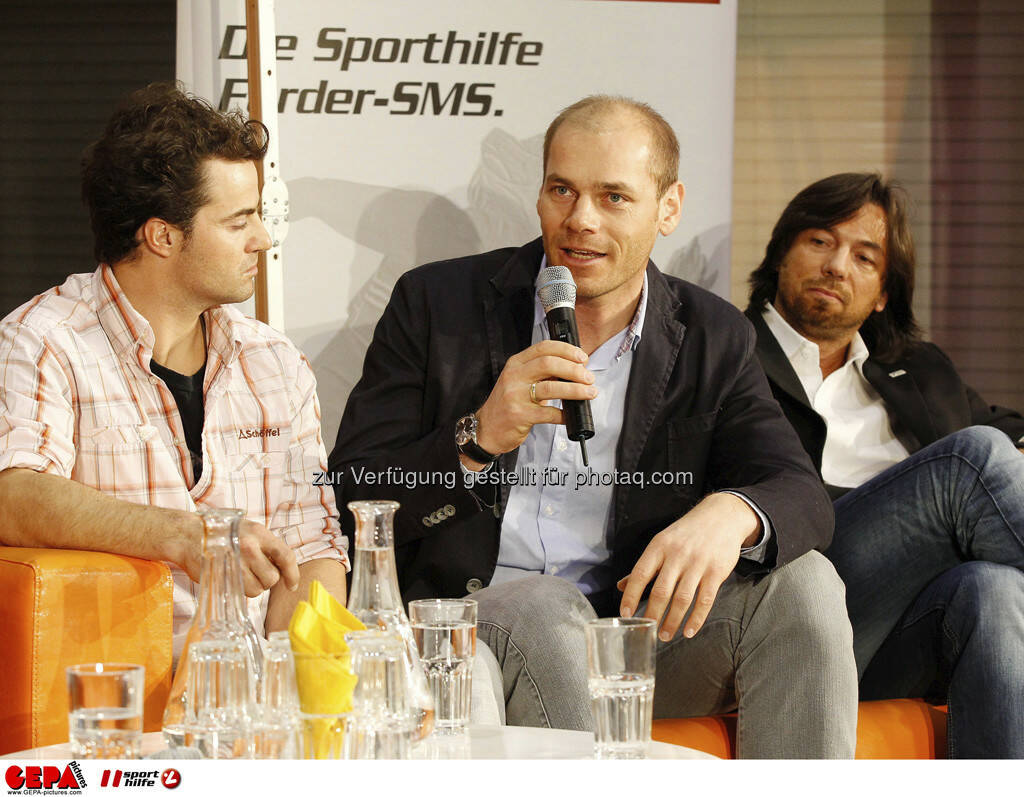 Stefan Goergl, Michael Walchhofer und Franz Koll (Prokurist Intersport Oesterreich). Foto: GEPA pictures/ Mathias Mandl, © GEPA/Sporthilfe (28.02.2013) 