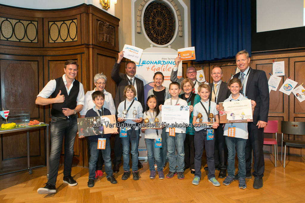 Robert Steiner, Beatrix Hain (Technisches Museum Wien), Rainer Ostermann (Festo), Fritz Schmöllebeck (FH Technikum Wien), Andreas Heindl (Confisserie Heindl) mit den Siegerteams des Leonoardino Contest 2015 und deren Lehrerinnen, © Leonardino/Martina Draper (21.05.2015) 