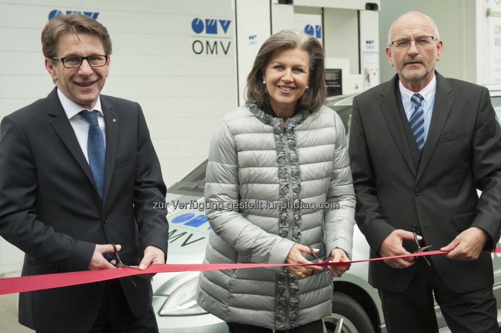 Alois Wach, Leiter des OMV und Avanti Tankstellennetzes in Österreich und Deutschland; Landesrätin Patrizia Zoller-Frischauf; Walter Böhme, OMV Leiter Innovationen: OMV Aktiengesellschaft: OMV eröffnet Wasserstoff-Tankstelle in Innsbruck, © Aussendung (21.05.2015) 