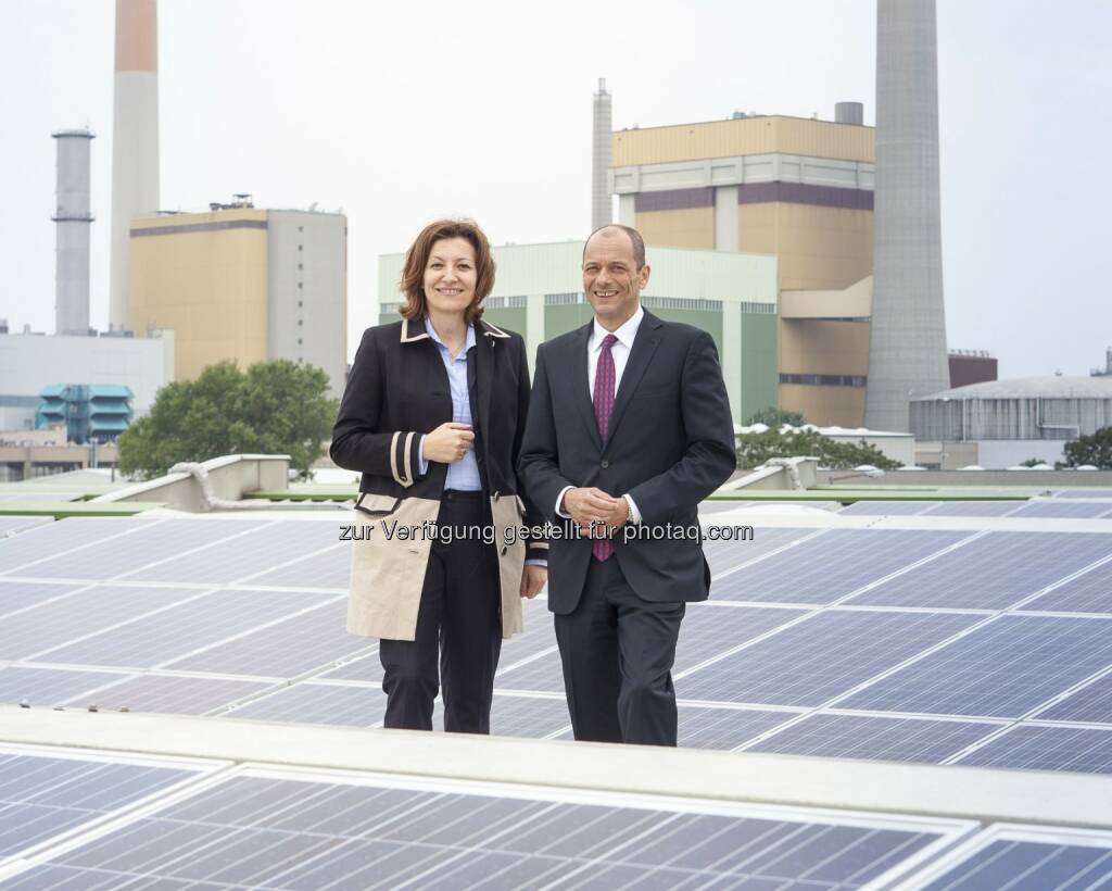 Susanna Zapreva (Geschäftsführerin Wien Energie), Gerald König (LGV-Vorstand): Wien Energie GmbH: Doppelt ökologisch - mehr Solarstrom für Wiener Gemüse, © Aussendung (22.05.2015) 