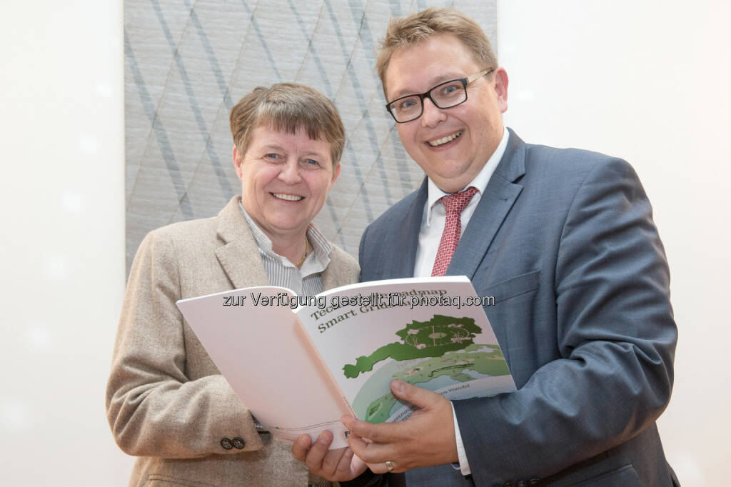 Brigitte Ederer, Obfrau FEEI, und E-Control-Vorstand Martin Graf: Energie-Control Austria: E-Control und FEEI: Mehr Intelligenz für die Energieversorgung, © Aussendung (22.05.2015) 