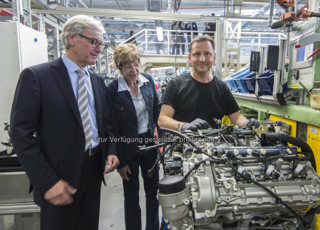 Hansgeorg Niefer (links), Standortverantwortlicher Mercedes-Benz Werk Berlin (links) und die Betriebsratsvorsitzende des Werks Berlin, Ute Hass (Mitte), in der Montage des Mercedes-Benz V6 Dieselmotors OM642: Ausbau des Mercedes-Benz Werks Berlin zum Hightech-Standort für Komponenten zur CO2-Reduktion
, © Aussender (22.05.2015) 