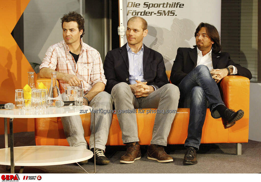 Stefan Goergl, Michael Walchhofer und Franz Koll (Prokurist Intersport Oesterreich). Foto: GEPA pictures/ Mathias Mandl, © GEPA/Sporthilfe (28.02.2013) 