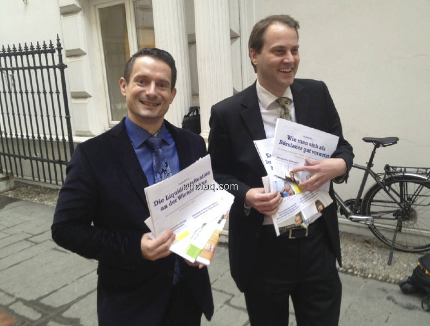 Robert Schittler und Christoph Schultes mit den Fachheften für http://finanzmarktfoto.at/page/index/243