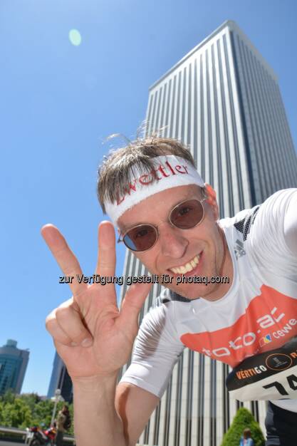 Ralf Majcen: Heute konnte ich in Madrid beim Treppenlauf auf den 156 Meter hohen Torre Picasso (798 Stufen, 44 Stockwerke, 100 Meter Anlauf-Sprint) nach 4,43 Minuten zu Platz 3 sprinten. (24.05.2015) 
