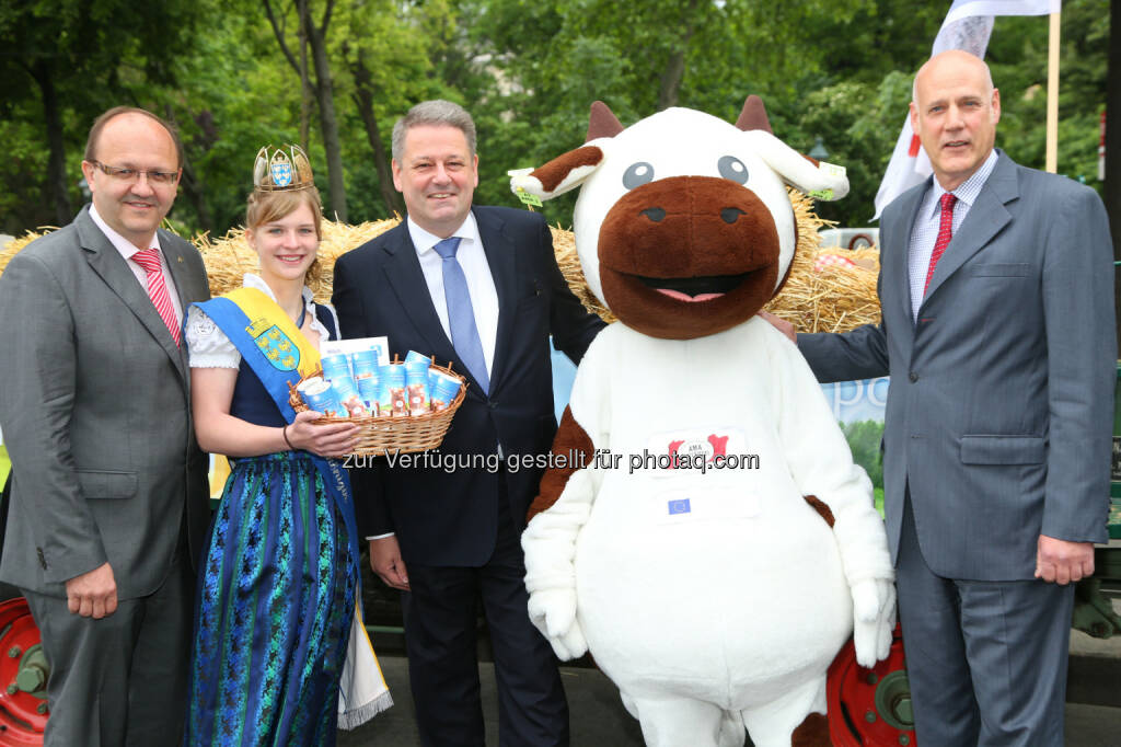 Helmut Petschar (Präsident der Vereinigung Österreichischer Milchverarbeiter), Milchkönigin Silvia, Andrä Rupprechter (Bundesminister für Land-, Forst-, Umwelt und Wasserwirtschaft), Michael Blass (Geschäftsführer der AMA-Marketing): Agrarmarkt Austria Marketing GmbH: Weltmilchtag: Haushalte geben pro Monat 39 Euro für Milchprodukte aus, © Aussender (26.05.2015) 