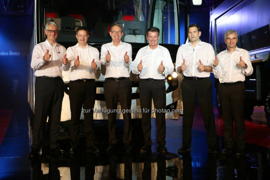 Mark Nodder (CEO Wrights Group), Markus Villinger (GF Daimler Buses India), Hartmut Schick (Leiter Daimler Buses), Wolfgang Bernhard (Vorstand der Daimler AG), Marc Llistosella (Leiter Daimler Trucks Asia), Erich Nesselhauf (CEO und Managing Director Daimler India Commercial Vehicles): Mit dem neuen Buswerk sowie zusätzlichen Fahrzeugen läutet das Nutzfahrzeuggeschäft von Daimler in Indien die zweite Wachstumsphase ein., © Aussendung (27.05.2015)
