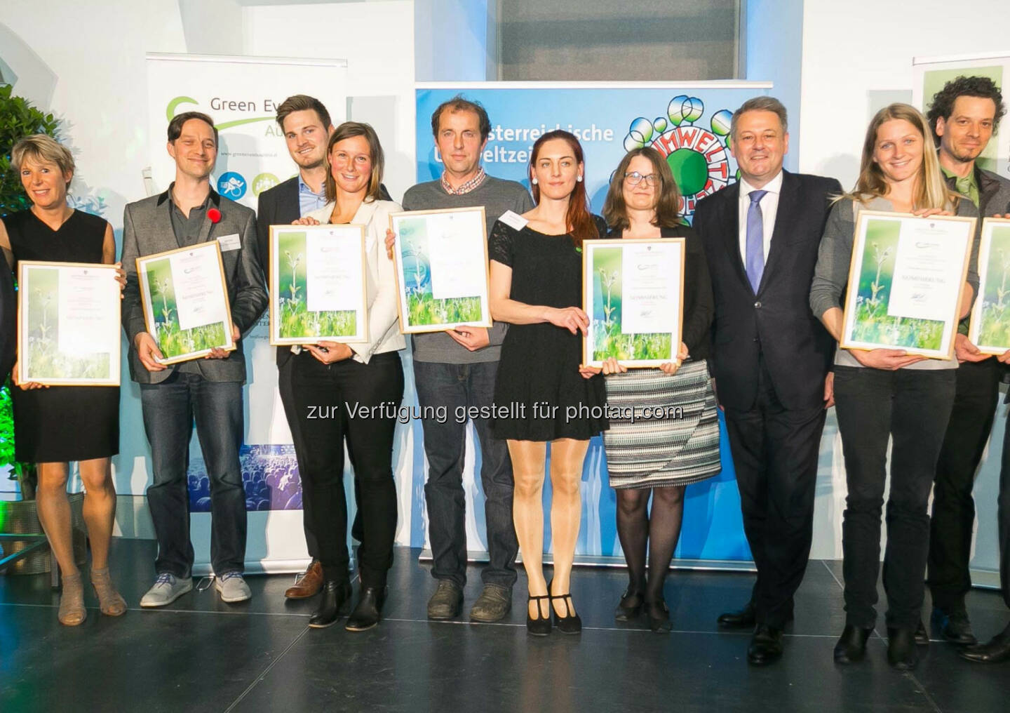 Niki Wiesberger, Projektmanager Golf Open Event GmbH (3.v.l.), und Stephanie Adler, Projektmanagerin Lyoness Greenfinity Foundation (4.v.l.) mit Bundesminister Andrä Rupprechter (3.v.r.) und Nominierten bei der Green Events Austria Gala: Lyoness Europe AG: Greenfinity und Golf Open Event Gmbh erneut bei Green Events Austria Gala ausgezeichnet