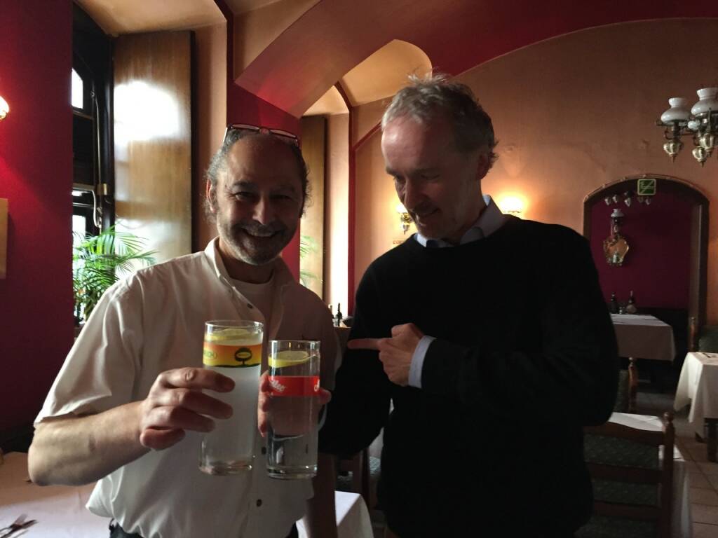 Hakim Hadi (li.), Pizzeria Valentino in der Berggasse 6, spendiert durstig andockenden LäuferInnen ein Glas Soda Zitron oder Wasser. Garantiert unkompliziert (27.05.2015) 