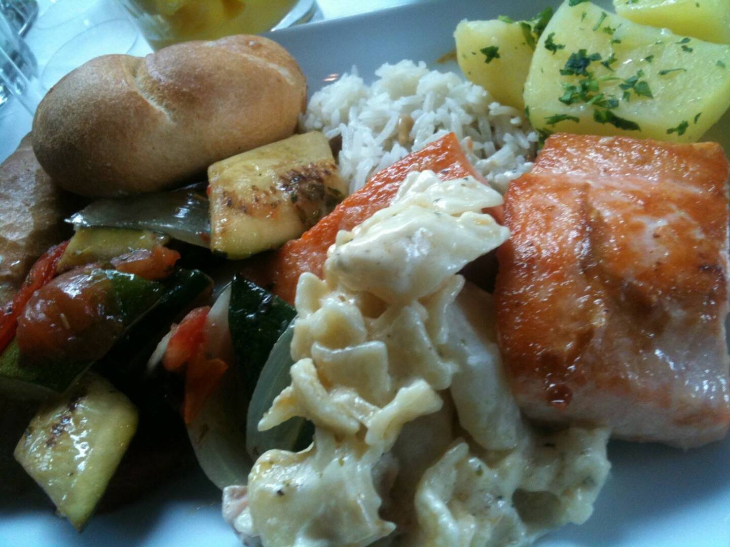 Uniqa HV: Fisch, Lachs, Gemüse, Nudeln, Semmel