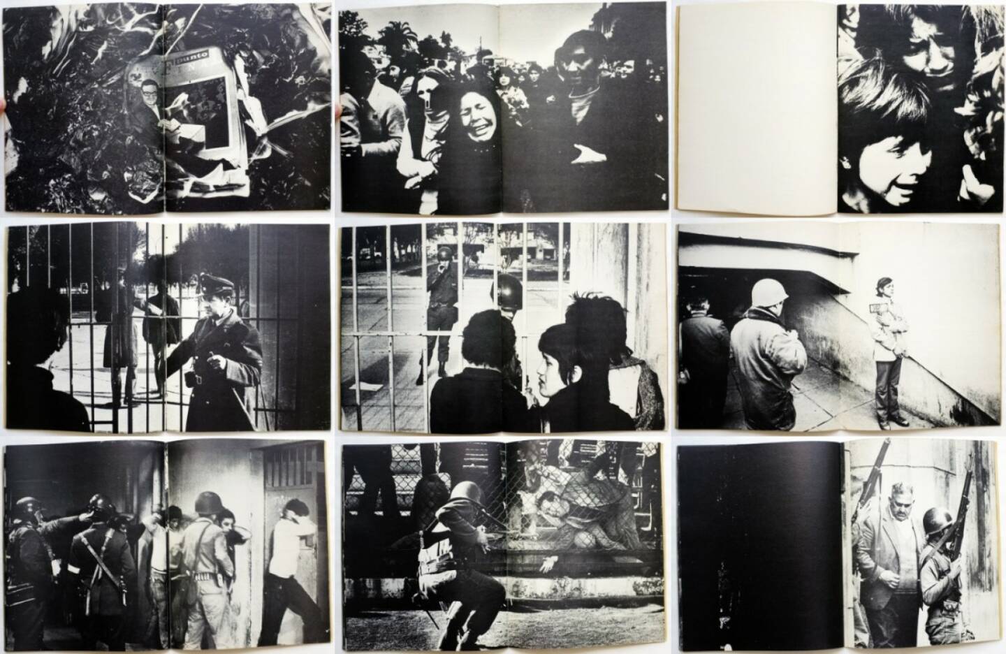 Koen Wessing - Chili September 1973, De Bezige Bij 1973, Beispielseiten, sample spreads - http://josefchladek.com/book/koen_wessing_-_chili_september_1973