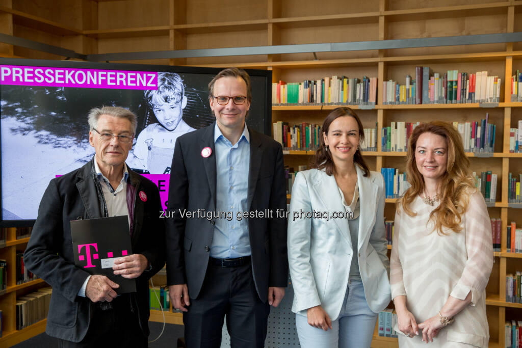 Paul Kral, Projektleiter ConnectedKids, T-Mobile CEO Andreas Bierwirth, BMin Sophie Karmasin und Barbara Zuliani, Lehrerin einer Tablet-Klasse: T-Mobile: „Connected Kids“ hat bereits tausenden Kindern Erprobung digitaler Lernwelt ermöglicht, © Aussendung (28.05.2015)