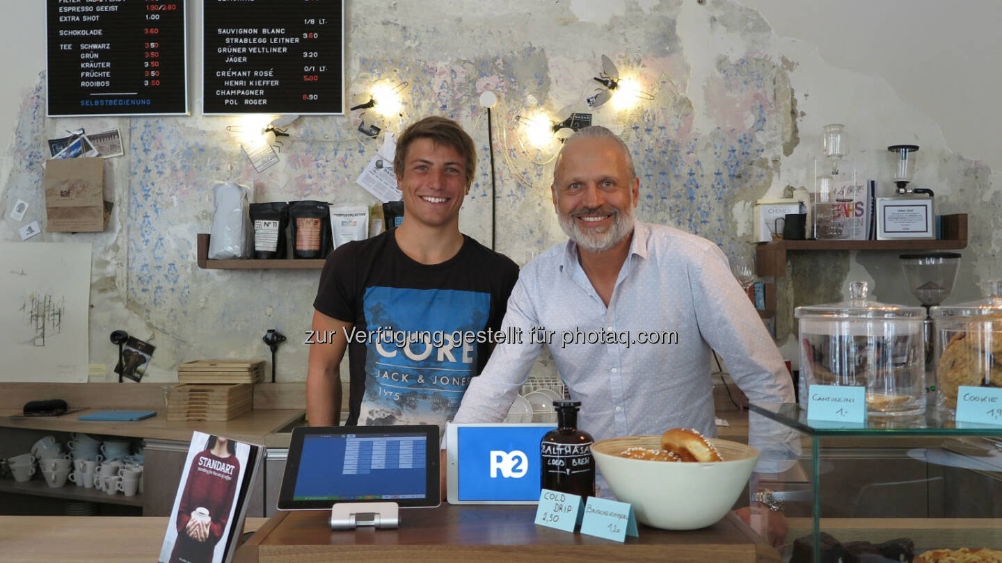 Gründer Christopher Fuchs mit zufriedenem Geschäftsführer der Kaffee Bar Balthasar: ready2order: Einfache und günstige Lösung für die Registrierkassenpflicht