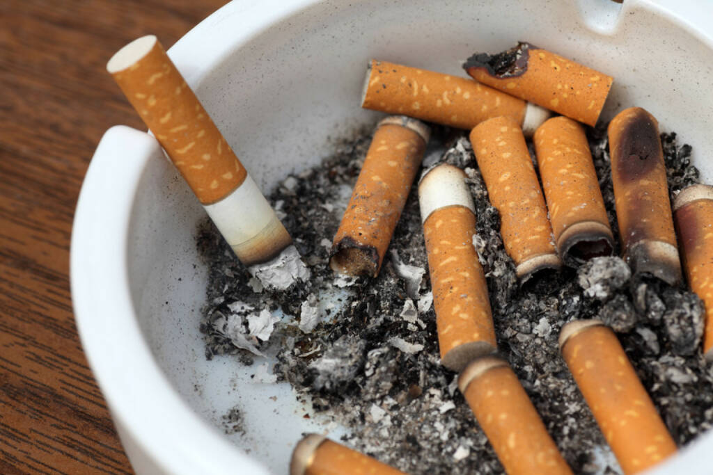 Aschenbecher, Zigaretten, http://www.shutterstock.com/de/pic-214726639/stock-photo-bad-addiction-ashtray-and-cigarettes-close-up.html (29.05.2015) 