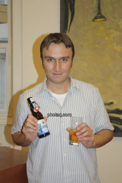Herbert Gmoser mit dem Bier der Erste Immobilien KAG  (02.03.2013) 