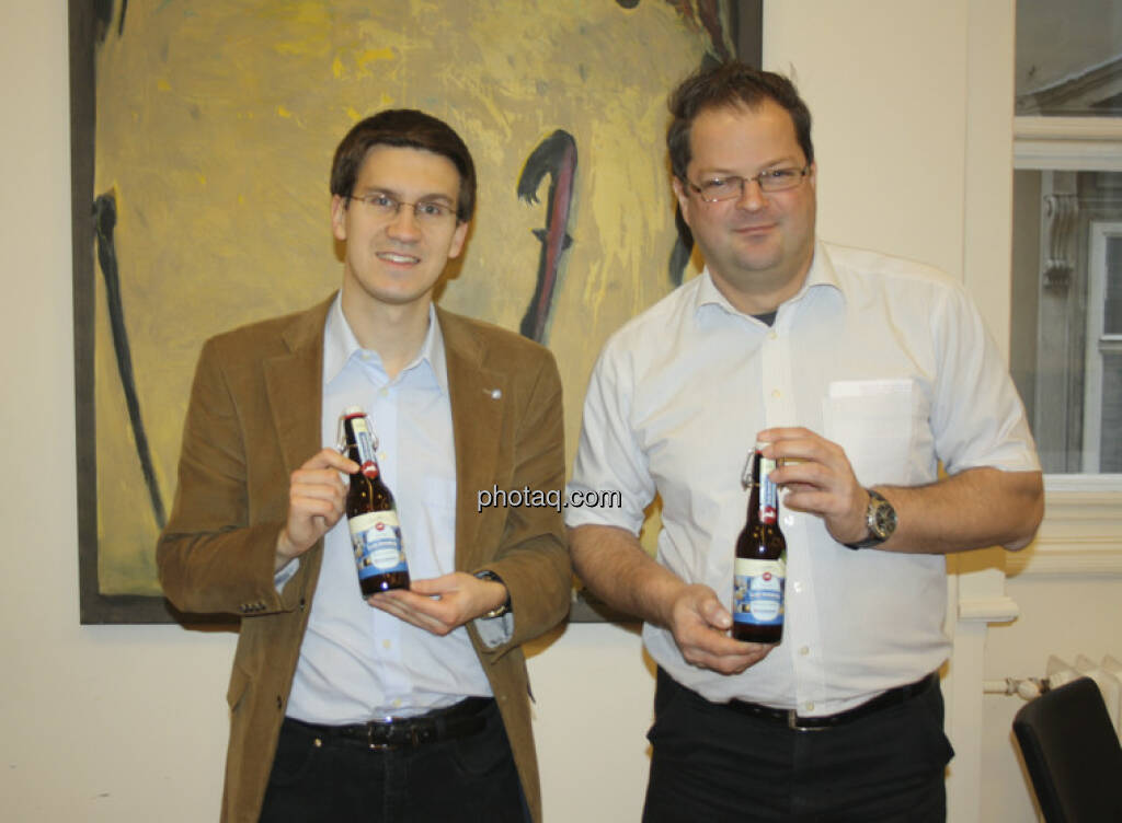 Bernd Hermann, Michael Pfeifer (beide AFA) mit dem Bier der Erste Immobilien KAG  (c) Herbert Gmoser (02.03.2013) 