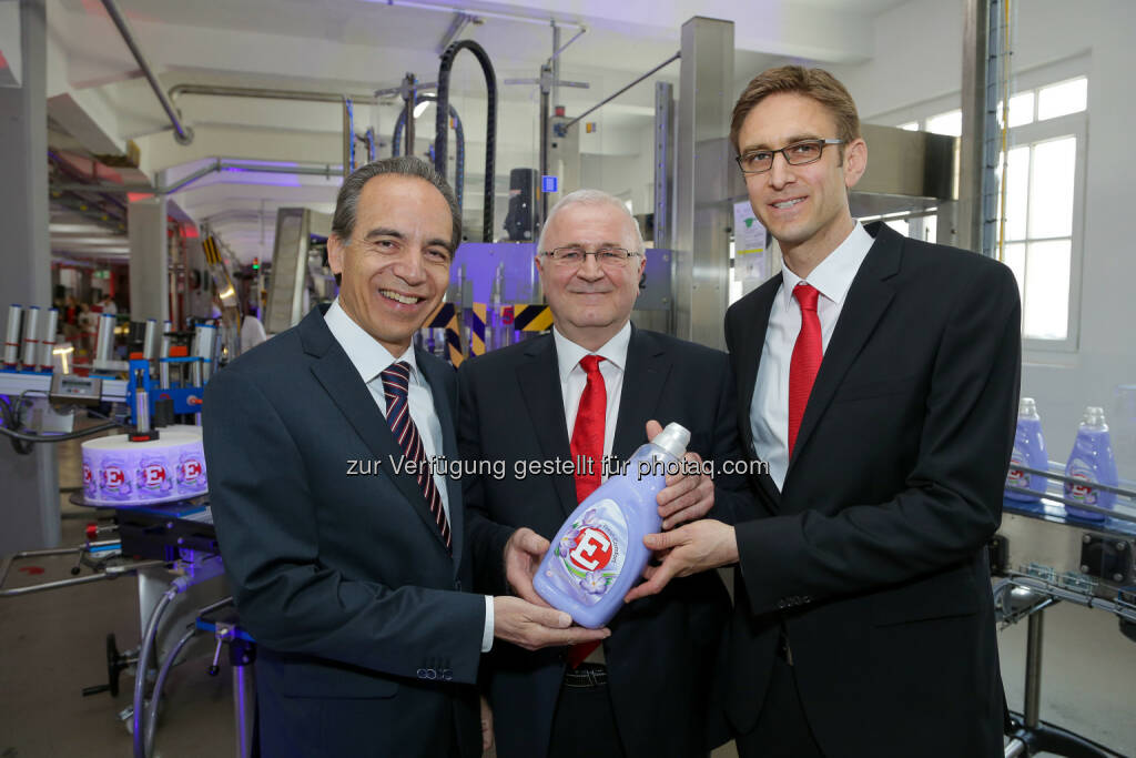 Günter Thumser, Präsident Henkel CEE, Alfred Smyrek, Werksleiter Wien, Mattias Thraen, Production Steering CEE: Henkel Central Eastern Europe: Henkel baut sein Werk Wien weiter aus, (C) Henkel, © Aussender (29.05.2015) 