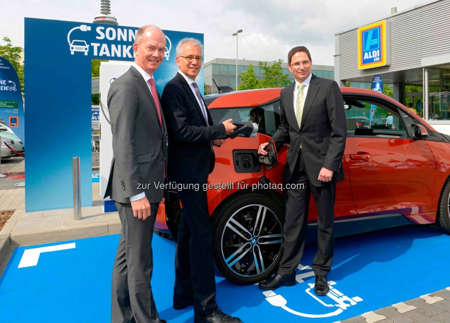 Dietrich Gemmel (Geschaeftsfuehrer RWE Effizienz GmbH), Staatsminister Tarek Al-Wazir und Karl-Heinz Kehl (Geschaeftsfuehrer Energiemanagement Aldi): Einweihung der neuen Stromtankstelle bei Aldi-Sued in Frankfurt, Foto: RWE/Berno Nix