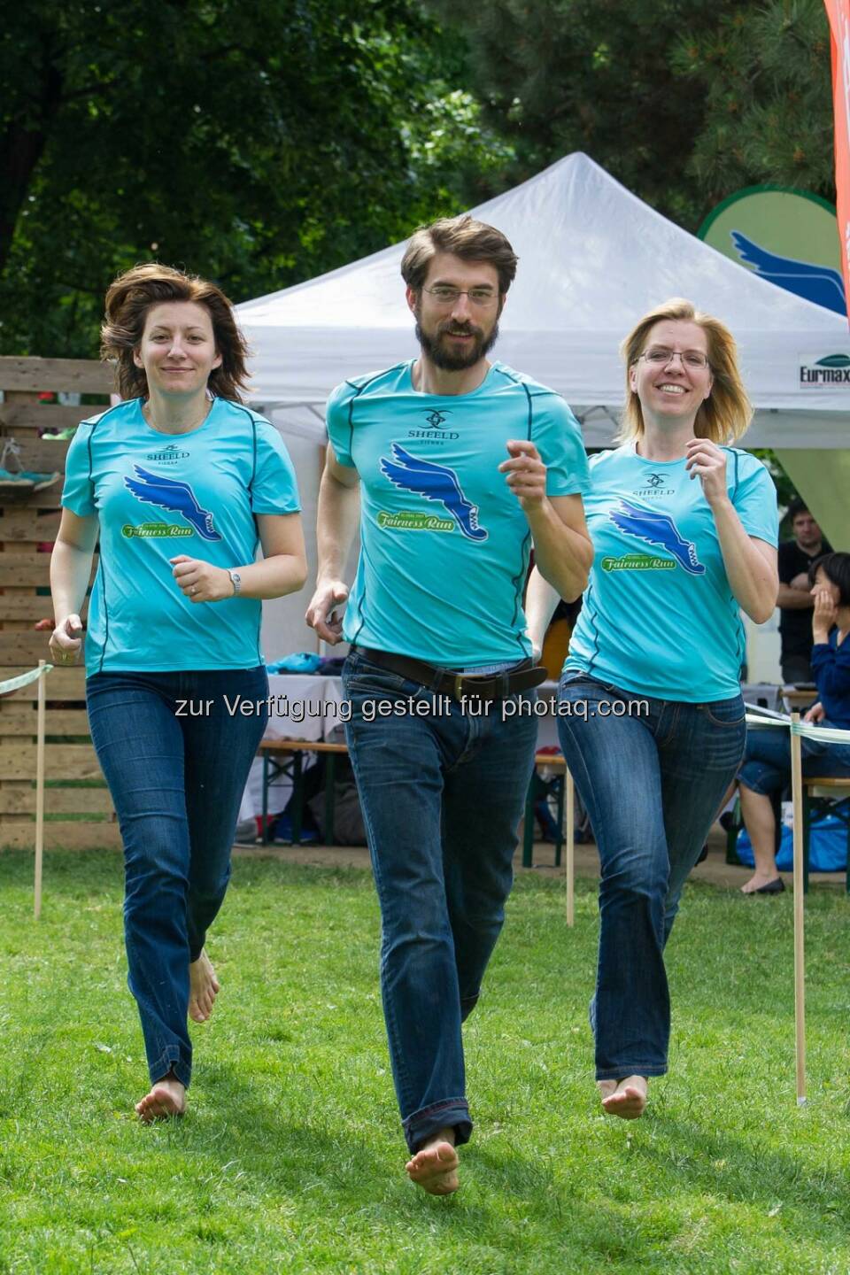 Susanna Zapreva (Geschäftsführerin Wien Energie), Jürgen Smrz (Veranstalter Global 2000 Fairness Run), Leonore Gewessler (Geschäftsführerin Global 2000): Als Auftakt zum Global 2000 Fairness Run presented by Pro Planet setzten rund 100 Läuferinnen und Läufer ein Zeichen gegen unfaire Produktionsbedingungen in der Sportbekleidungsindustrie und beteiligten sich an der Wien Energie Barfuß-Challenge – ganz nach dem Motto: Besser barfuß als unfair. (C) Global 2000 / Leo Hagen