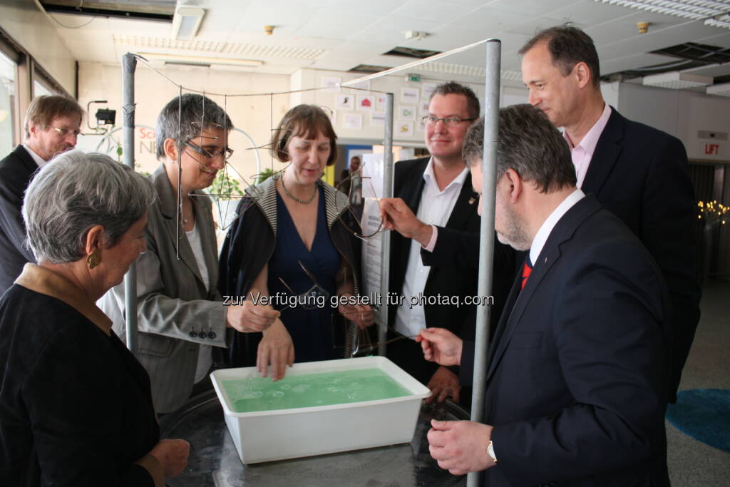 Margit Fischer, Barbara Streicher, Eleonore Fischer (Stationsentwicklerin), BV Georg Papai, StR Andreas Mailath-Pokorny, StR Michael Ludwig: Science Center Netzwerk: Bis 31. Juli 2015 können Neugierige jeden Alters den Wissensraum des ScienceCenter-Netzwerks in der Schloßhoferstraße 3, 1210 Wien, nutzen. Credit: Verein ScienceCenter-Netzwerk
, © Aussendung (01.06.2015) 