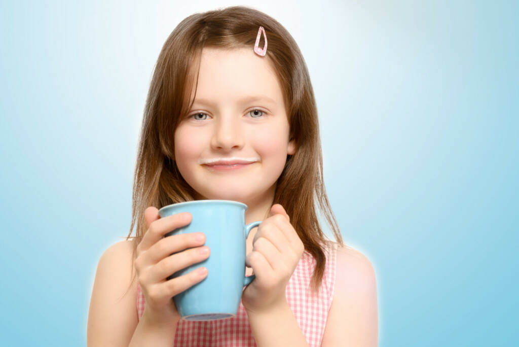 Milchbart, Milch, trinken, http://www.shutterstock.com/de/pic-186032375/stock-photo-beaming-little-girl-enjoying-a-hot-beverage-clasping-a-big-blue-mug-in-her-hands-as-she-smiles-at.html (01.06.2015) 