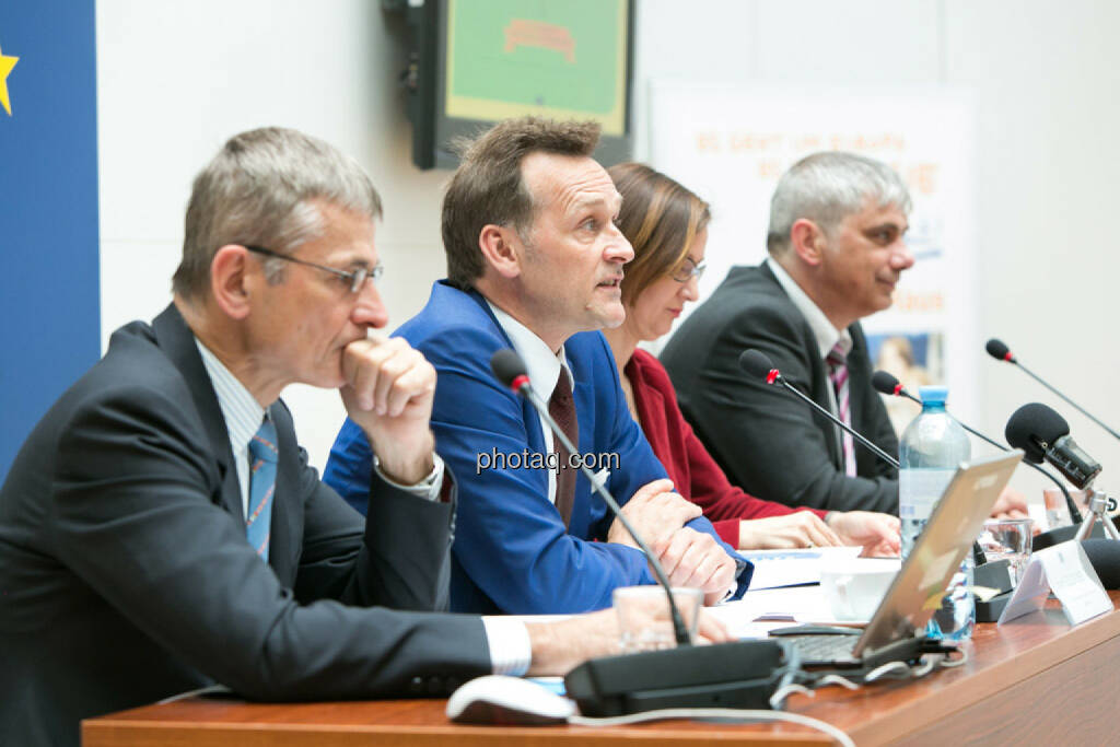 Heinz Miko (EU-Kommission Vertretung in Ö), Johann Sollgruber (Leiter der Vertretung der EU-Kommission in Ö), Gabriele Zgubic (AK Wien), Bernd Lausecker (VKI), © photaq/Martina Draper (01.06.2015) 