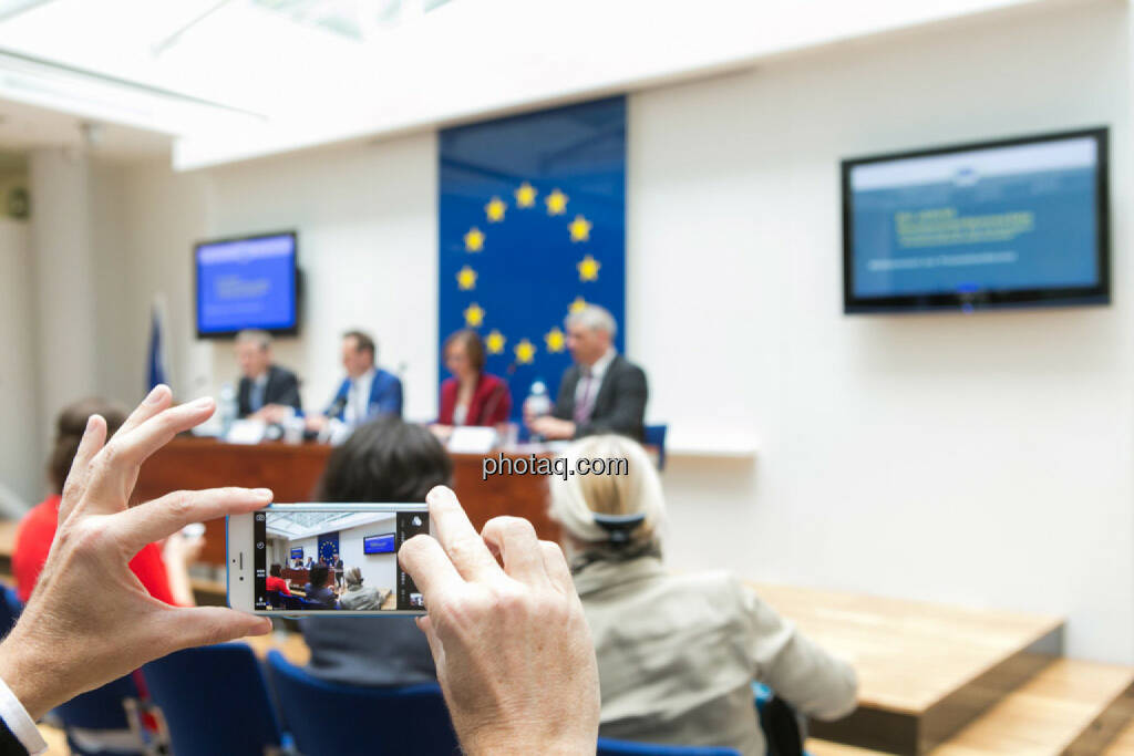 EU informiert zu Rechtschutz bei Verbraucherkrediten, Handy, Foto, © photaq/Martina Draper (01.06.2015) 
