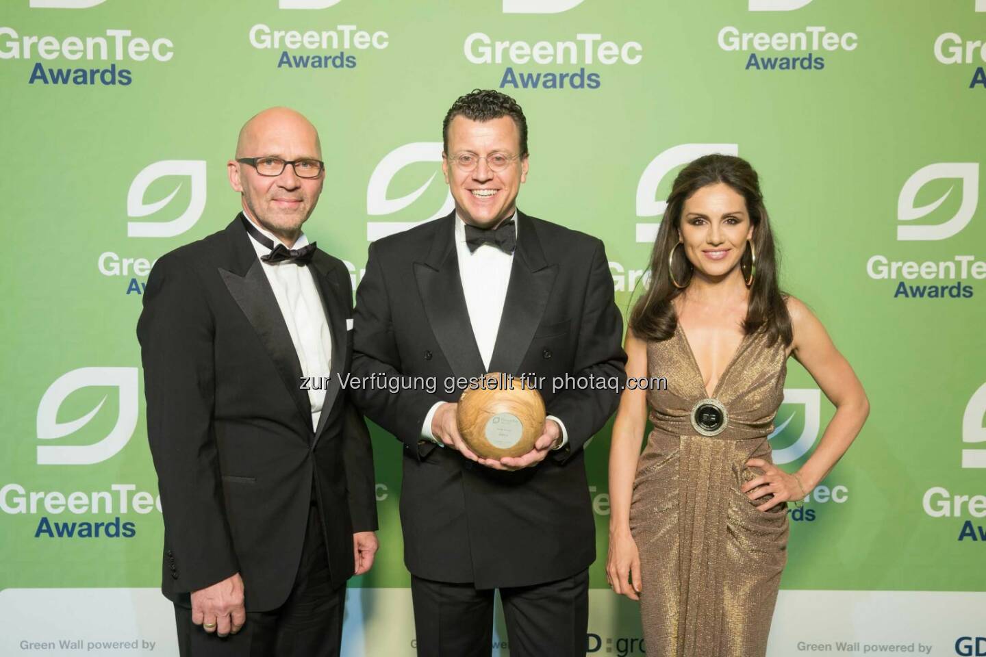 Klaus Dittrich (Messe München), Steven Althaus (BMW), Nazan Eckes: Doppelsieg für BMW i bei GreenTec Awards (C) BMW