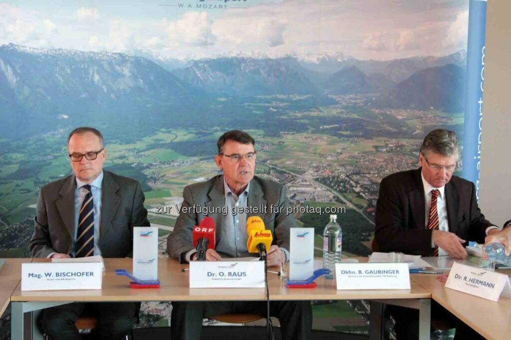 Autor Willi Bischofer, Aufsichtsratsvorsitzender Othmar Raus, Autor Bernd Gaubinger (Bild: Salzburger Flughafen) (05.03.2013) 