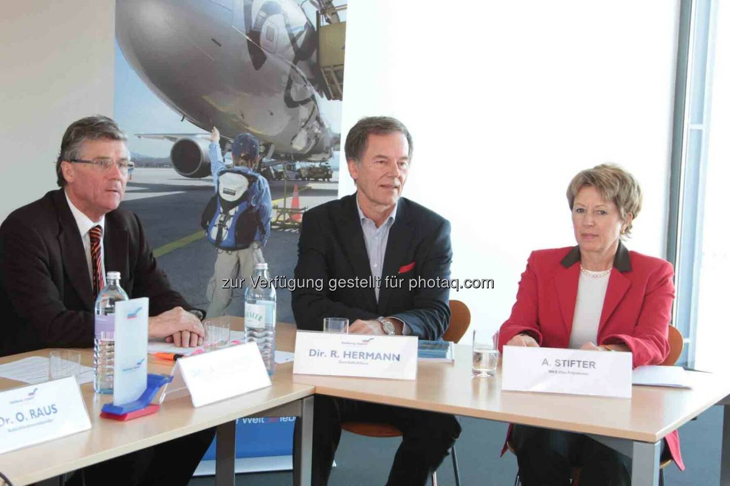 Geschäftsführer Roland Hermann, Autor Bernd Gaubinger, Vizepräsidentin Andrea Stifter (Bild: Salzburger Flughafen)