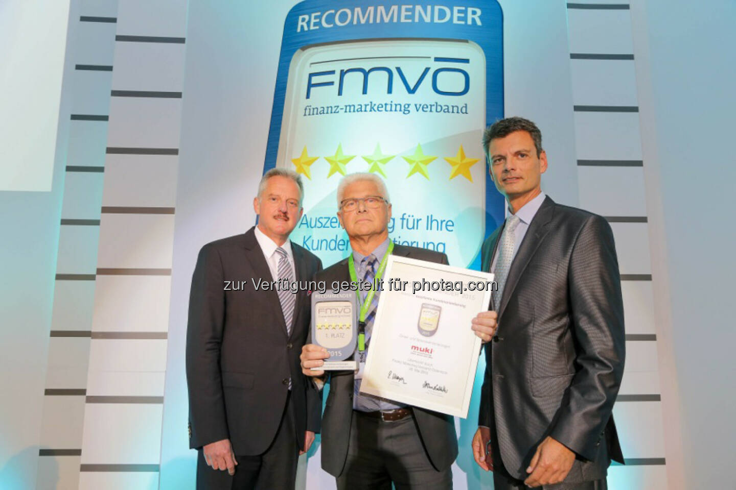 Erich Mayer, Präsident Fmvö; Ladislaus Hartl, Vorstandsdirektor des muki Versicherungsverein auf Gegenseitigkeit; Werner Schediwy, Vizepräsident Fmvö: muki gewinnt Recommender Award 2015. Foto: Finanz-Marketing-Verband Österreich, Wien.