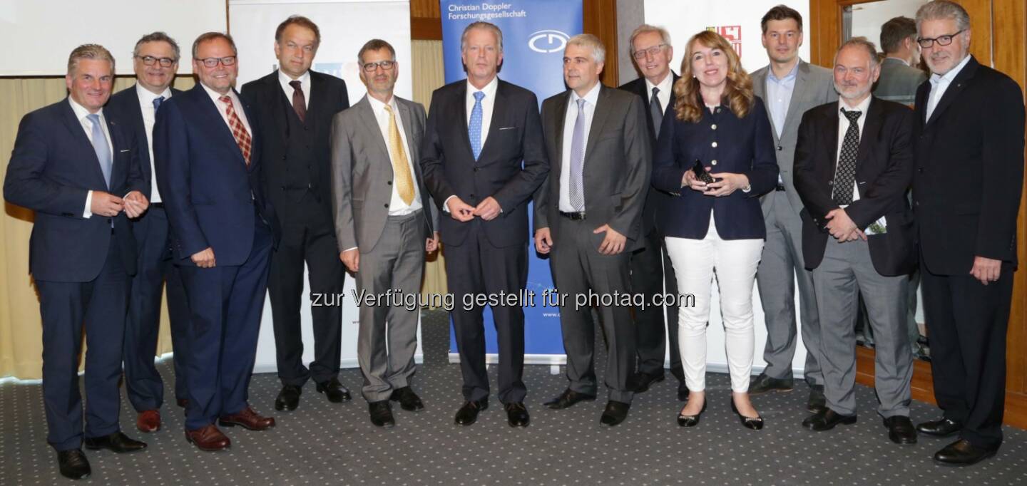 Karl Lehner (Vorstandssprecher OÖ Gesundheits- und Spitals-AG), Georg Reiser (Corporate Human Resources, voestalpine AG), Josef Stockinger (Generaldirektor OÖ Versicherung), Meinhard Lukas (designierter Rektor JKU), Rudolf Winter-Ebmer (CD-Laborleiter), Reinhold Mitterlehner (Vizekanzler und Bundesminister), Gerald Pruckner (CD-Laborleiter), Reinhart Kögerler (Präsident der Christian Doppler Forschungsgesellschaft), Eveline Pupeter (CEO Empori Telecom), Christian Forsterleitner (Vizebürgermeister der Stadt Linz), Felix Wallner (Kammeramtsdirektor OÖ Ärztekammer), Walter Aichinger (Abgeordneter zum OÖ Landtag): Das neue CD-Labor „Alterung, Gesundheit und Arbeitsmarkt“ wurde heute Nachmittag am 2. Juni 2015 von Vizekanzler und Wissenschaftsminister Reinhold Mitterlehner feierlich eröffnet. Die beiden Leiter des Labors sind Prof. Rudolf Winter-Ebmer (Abteilung Arbeitsmarktökonomie, Institut für Volkswirtschaftslehre) und Prof. Gerald Pruckner (Abteilung Gesundheitsökonomie, Institut für Volkswirtschaftslehre sind. (C) JKU