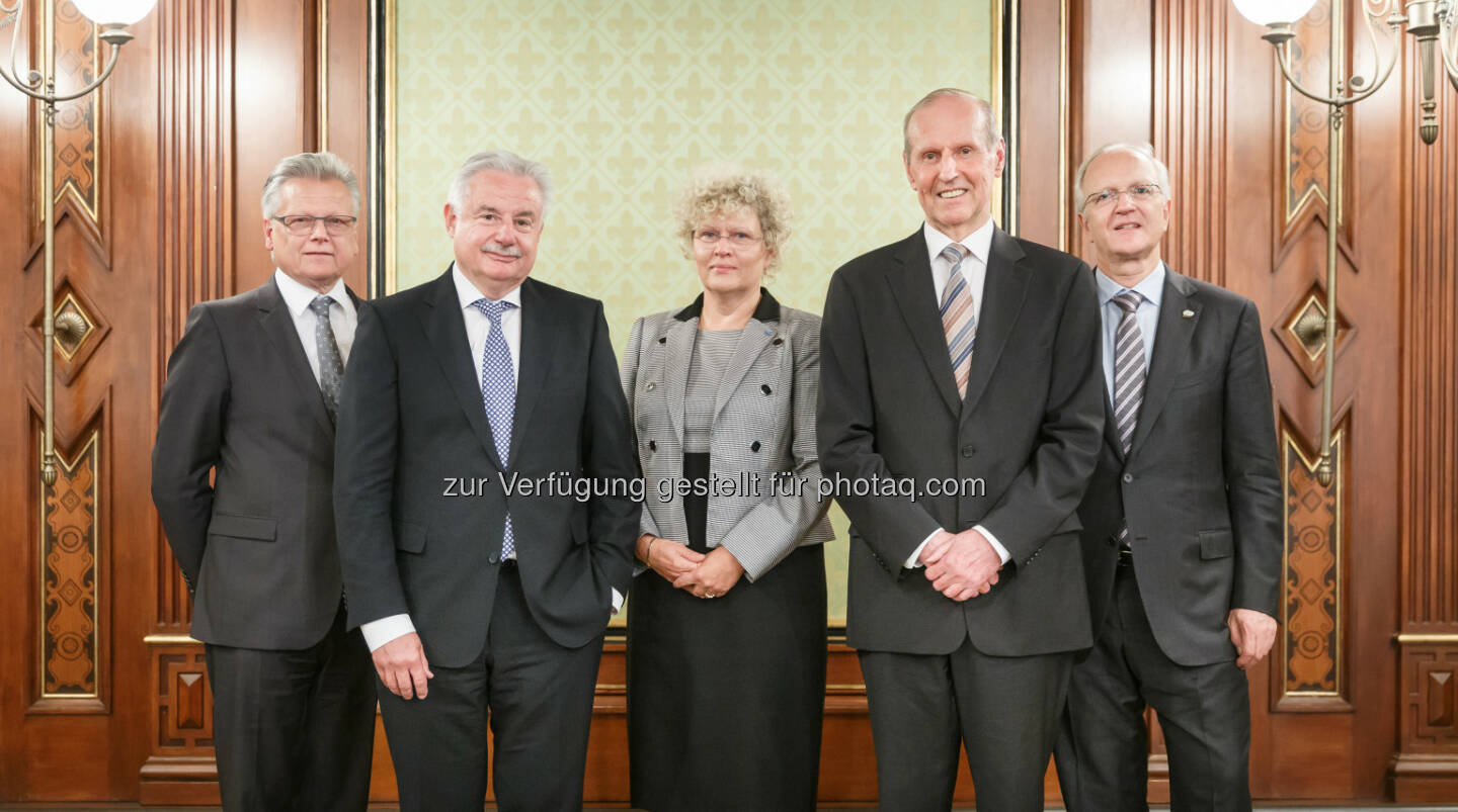 Rainer Weinmann (OVE-Ogma, Siemens), OVE-Generalsekretär Peter Reichel, Michaela Leonhardt  (femOVE, APG AG), die beiden Ogma-Preisträger Martin Feischl und Wilfried Hortschitz, OVE-Präsident Franz Hofbauer (APG AG), OVE-Vizepräsident Kari Kapsch (Kapsch AG): Österreichischer Verband für Elektrotechnik OVE: OVE-Generalversammlung wählte Franz Hofbauer neuerlich zum Präsidenten, (C) OVE/Krpelan