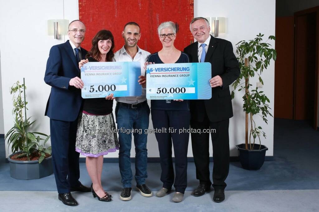 Manfred Rapf (Vorstand s Versicherung), Athena Wolph und Yochai Mevorach (Verein Haarfee), Anita Kienesberger (GF Österreichische Kinder-Krebs-Hilfe) und Heinz Schuster (CEO s Versicherung): s-Versicherung: 55.000 Euro für Österreichische Kinder-Krebs-Hilfe & Verein Haarfee
Fotocredit: Katrin Bruder, © Aussender (05.06.2015)